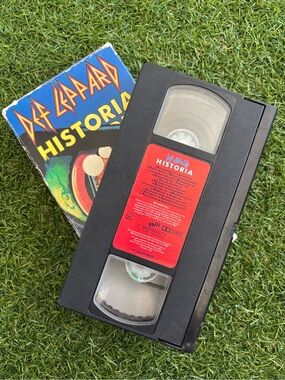 Def Leppard Historía VHS Tape - Black with Red Label